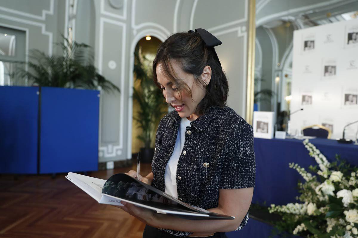 Tamara Falcó, con semirrecogido con lazo negro, en la presentación de su libro 'Las recetas de casa de mi madre'