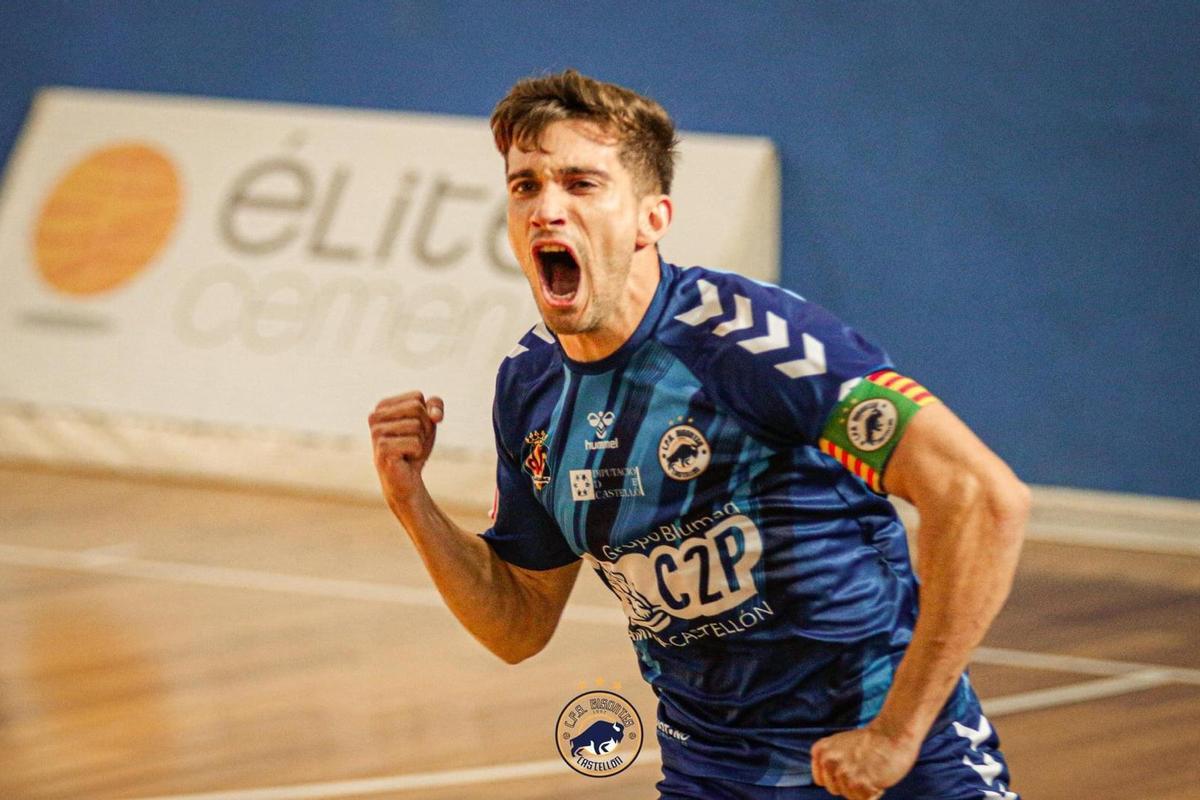 Alberto Lorca celebra un gol con el Playas.