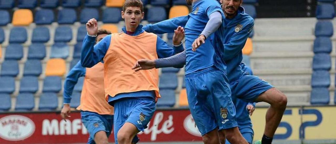 Pablo, Verdú y Capi pugnan por un balón durante un entrenamiento. // Rafa Vázquez