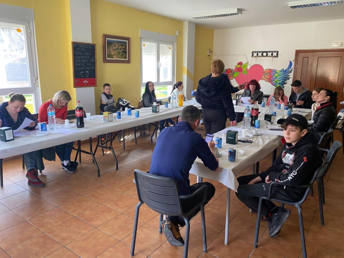 Refugiados ucranianos en clase de castellano, en Vega de Tera. / E. P.