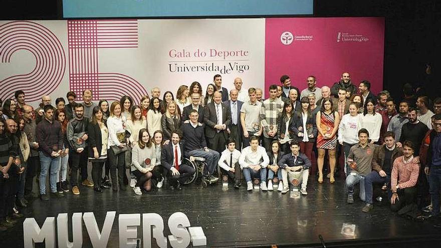 Foto de familia de la edición del año pasado de la Gala do Deporte universitario. // FdV