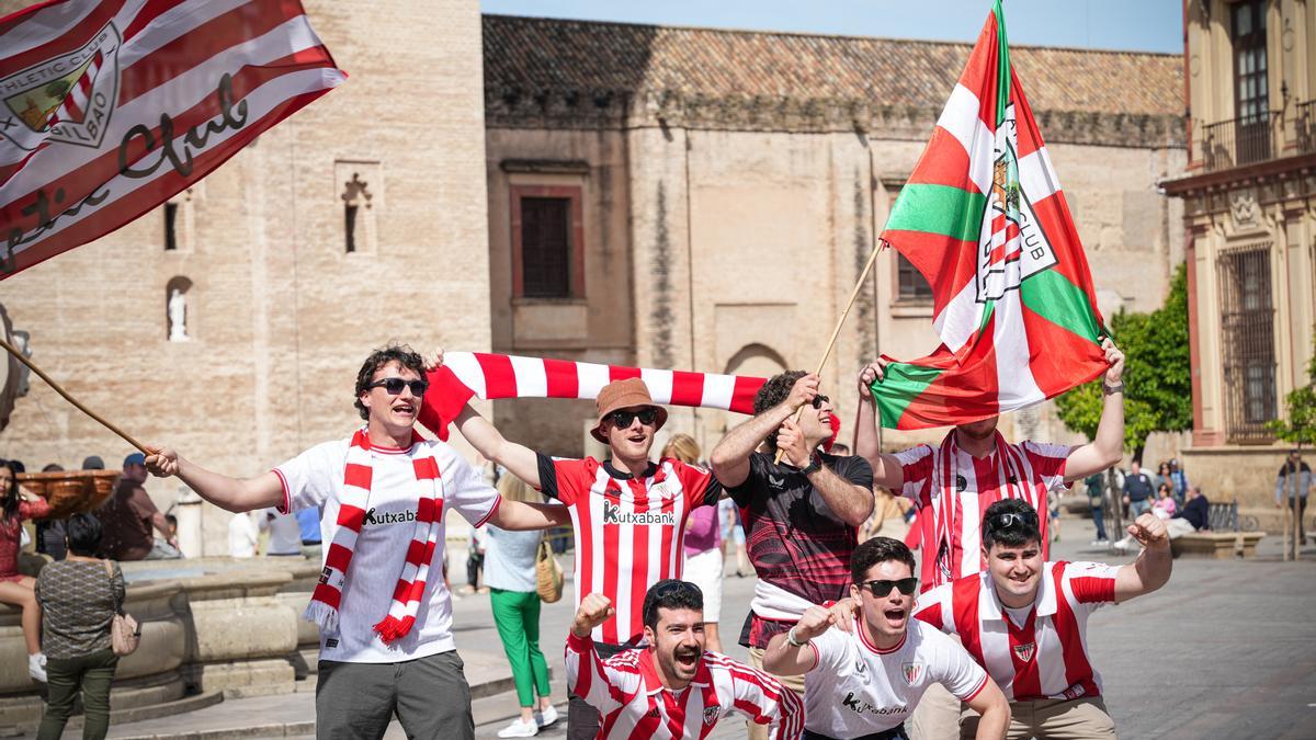 Aficionados del Athletic Club de Bilbao en el entorno de la Catedral de Sevilla.