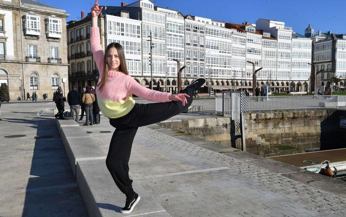 Eva Vieites, en la dársena de la Marina. | // VÍCTOR ECHAVE