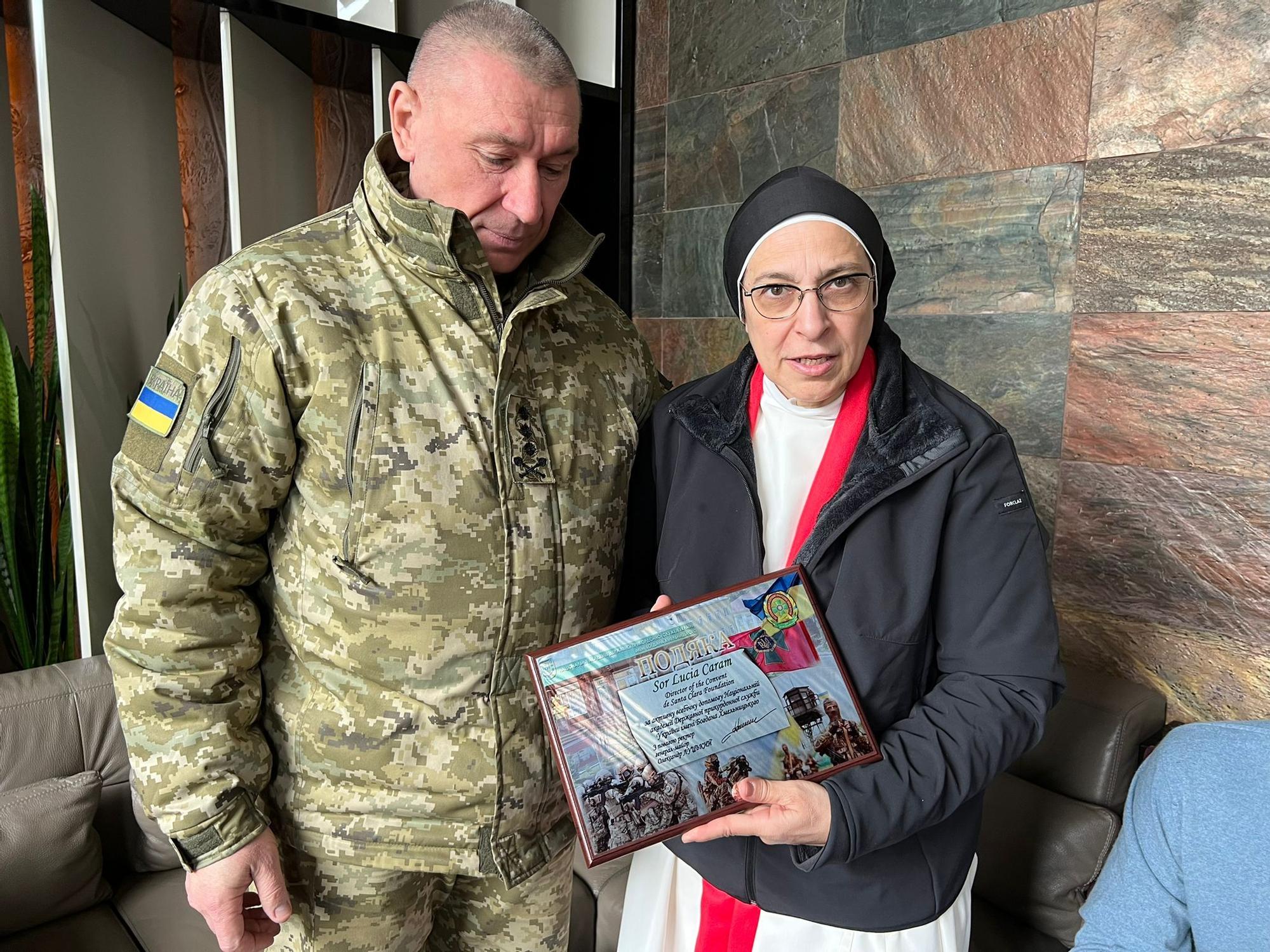 Ucraïna condecora sor Lucía en l'enèsim viatge humanitari de la monja al país en guerra