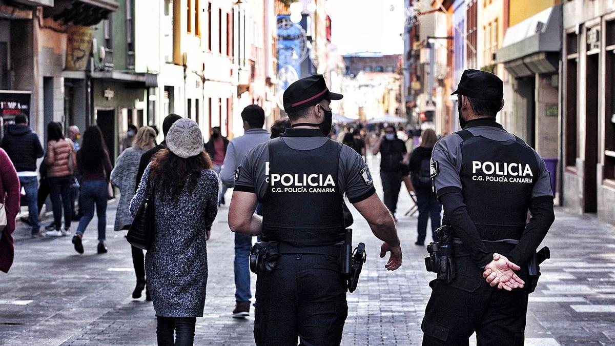 Agentes de la Policía Canaria recorren ayer las calles del centro histórico de La Laguna.