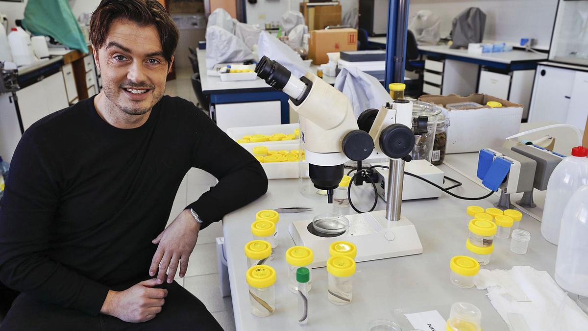 Andrés Arias, junto a tarros con sanguijuelas halladas en Asturias, en la Facultad de Biología. | |  LUISMA MURIAS