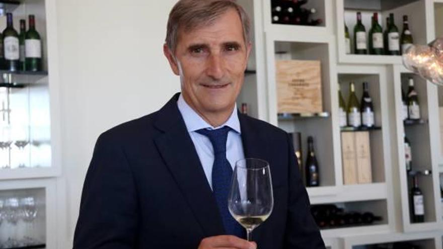 El director general de Codorníu, Javier Pagès, amb una copa de cava en una imatge d&#039;arxiu.