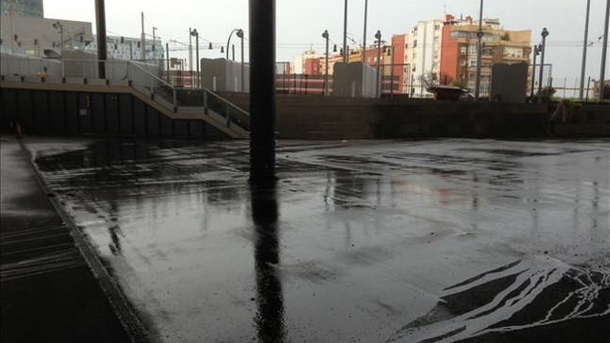 El mercado inundado por la lluvia.