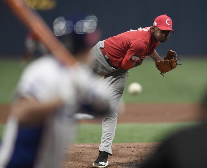 El lanzador abridor Yosimar Cousin de Cuba lanza contra Corea del Sur en la primera entrada durante la ronda de apertura de la WBSC Premier 12, juego de béisbol del grupo C entre Corea del Sur y Cuba en Gocheok Sky Dome en Seúl.