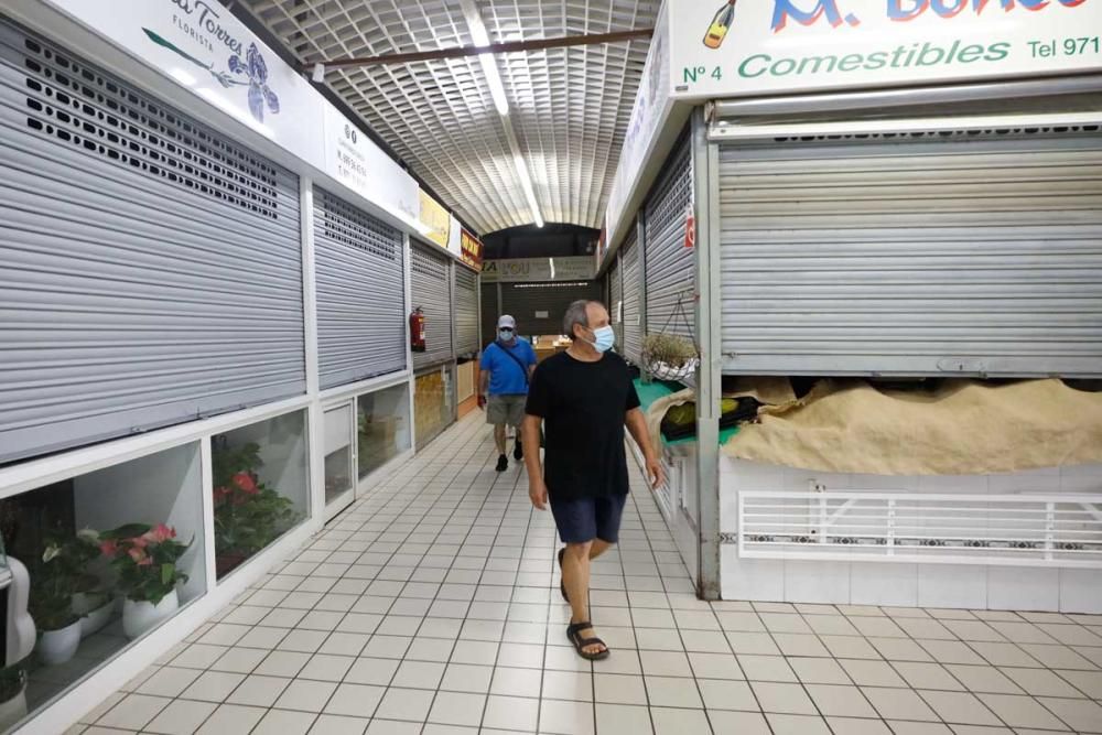 Cierre y cacerolada en el Mercat Nou en protesta por las restricciones