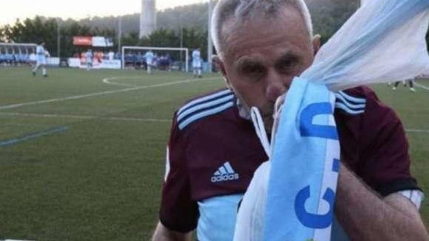 Lolo, con la camiseta que le regaló Iago Aspas hace un mes.