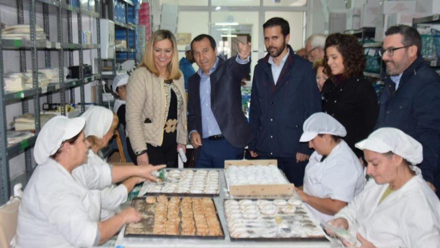 Visita del candidato socialista al Parlamento andaluz a la fábrica de La Perla.