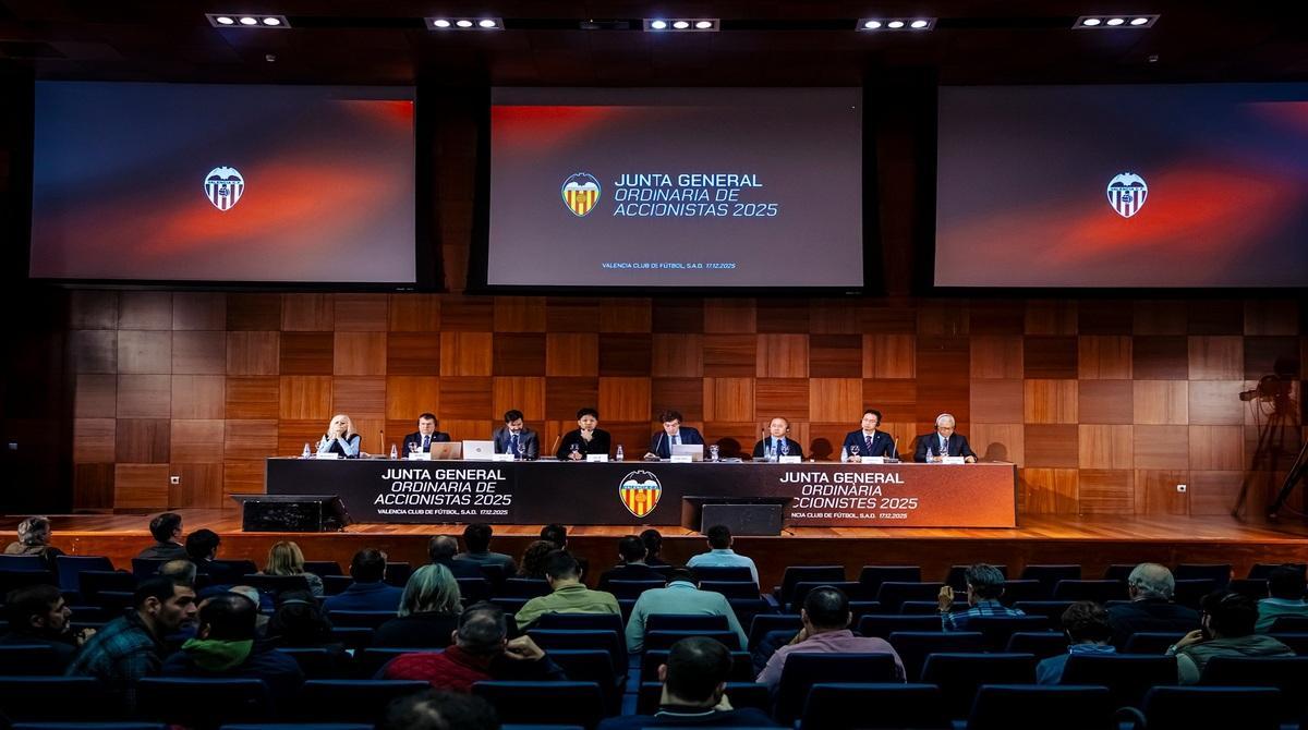 Cabrera, revisando papeles, a la izquierda de Kiat Lim