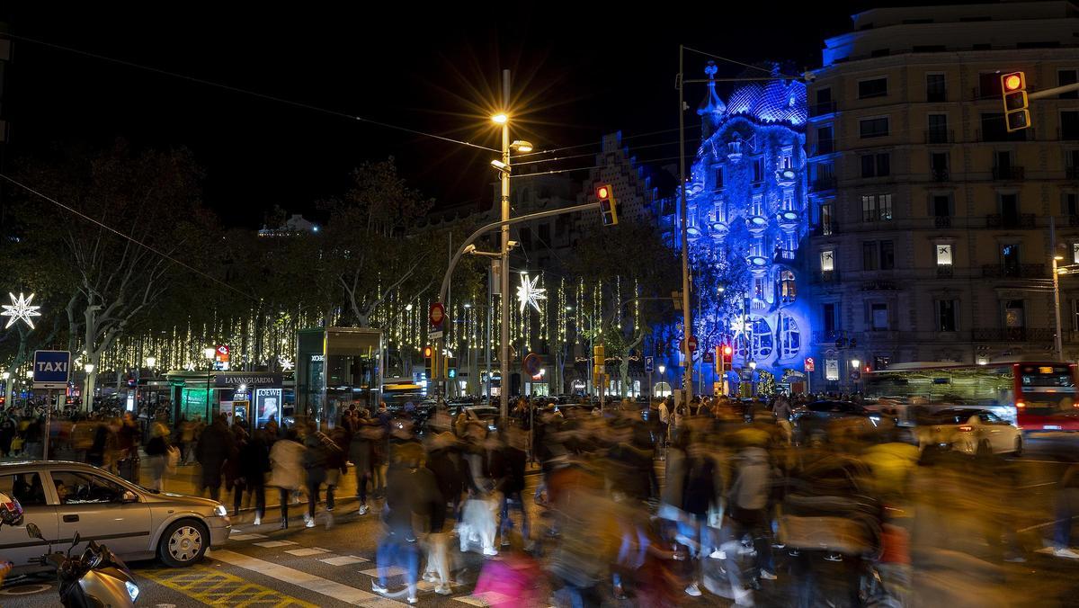 El centro de Barcelona abarrotado de gente bajo las luces de decoración de la Navidad.