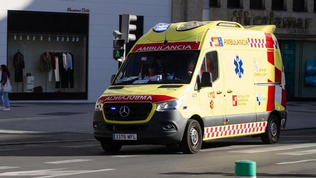 Archivo - Imagen de una ambulancia en Valladolid