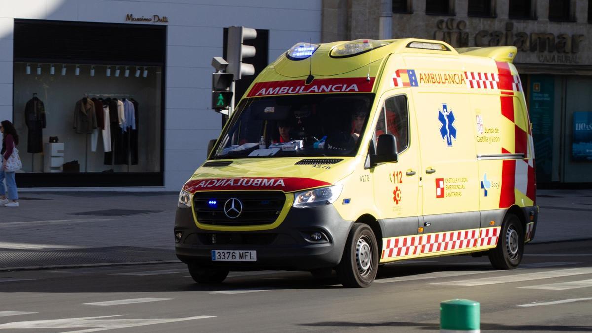 Archivo - Imagen de una ambulancia en Valladolid