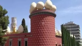 Tres ous gegants de Dalí anuncien el nou espai immersiu de la Casa Amatller, a Barcelona