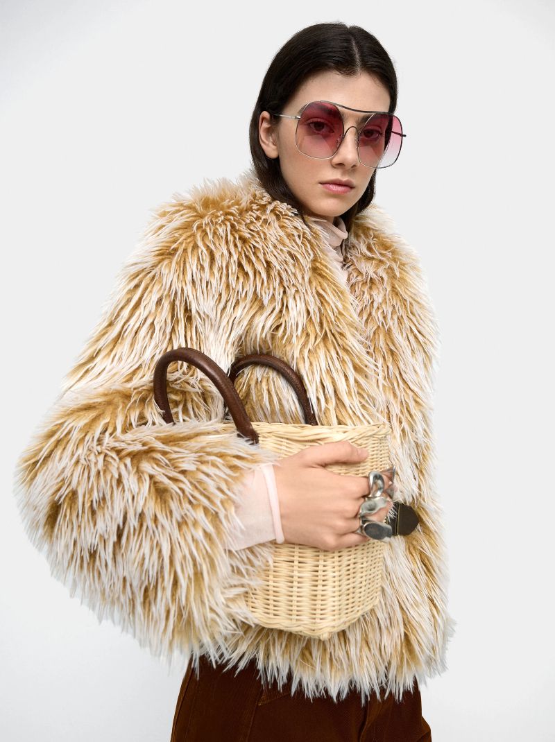 Abrigo efecto pelo en tono claro