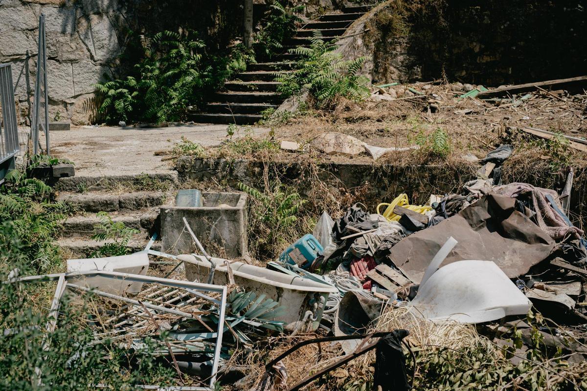 Restos del proceso de demolición en el entorno de la antigua Casa de Baños do Outeiro.