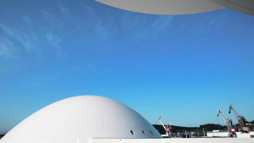 La cúpula del centro Niemeyer  en una imagen tomada  en la fase final de las obras del complejo cultural.