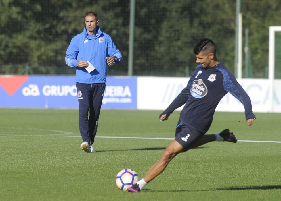 Tras una doble sesión de descanso concedida a la plantilla por Gaizka Garitano, el Deportivo vuelve al trabajo sin Carles Gil y con Juanfran a menor ritmo.