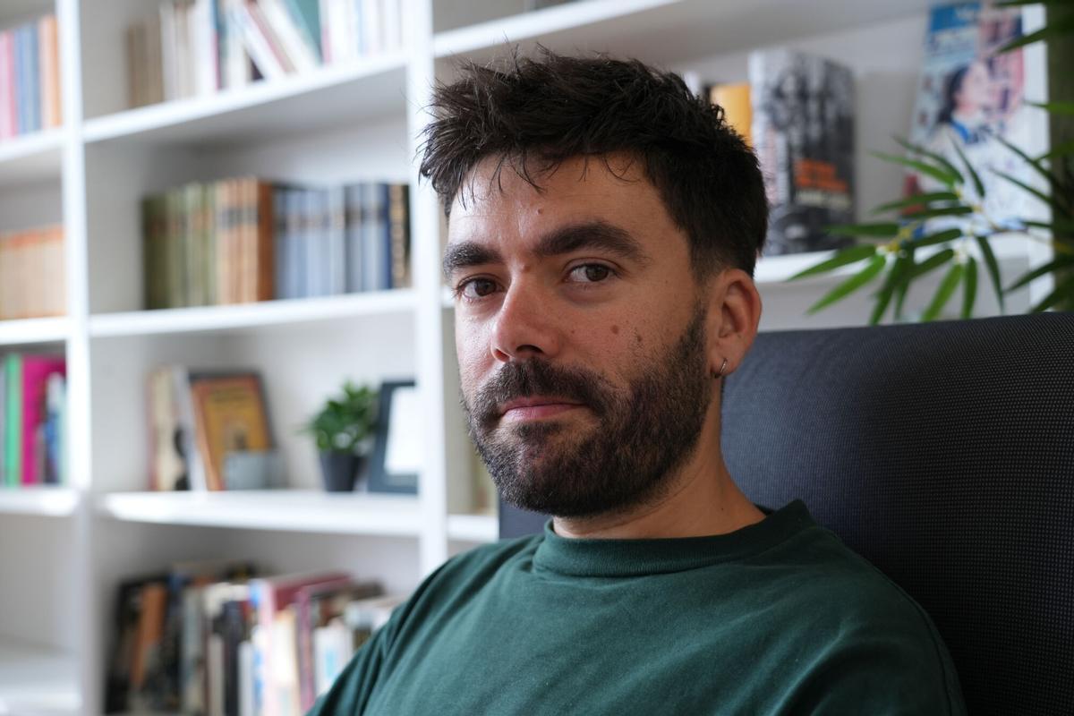 El escritor Benoît Coquil fotografiado en la sede de Edicions del Periscopi, en Barcelona
