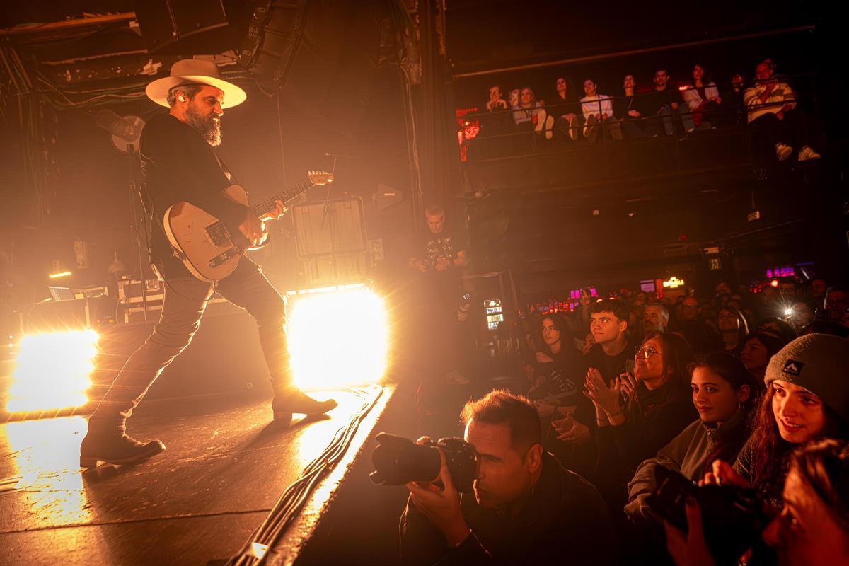 Love of Lesbian cierra filas con su ‘hermandad’ en un inflamado estreno en Razzmatazz