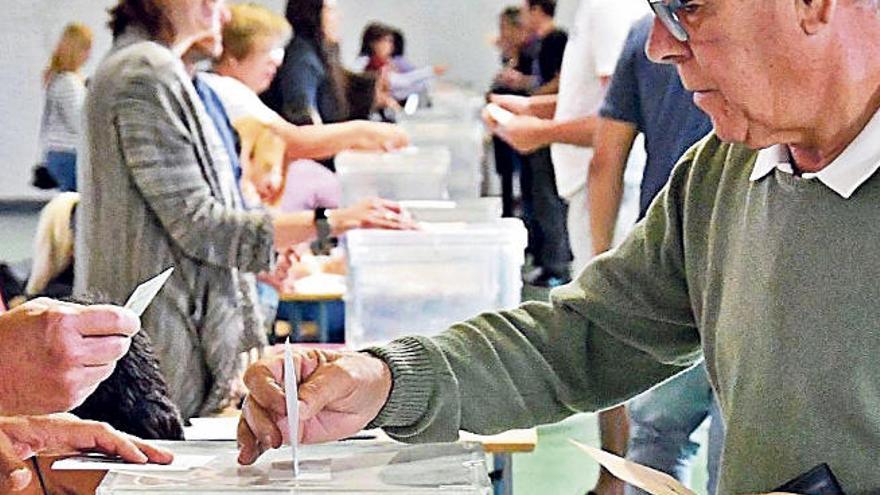 Electores ejercen su derecho al voto en las pasadas elecciones generales.