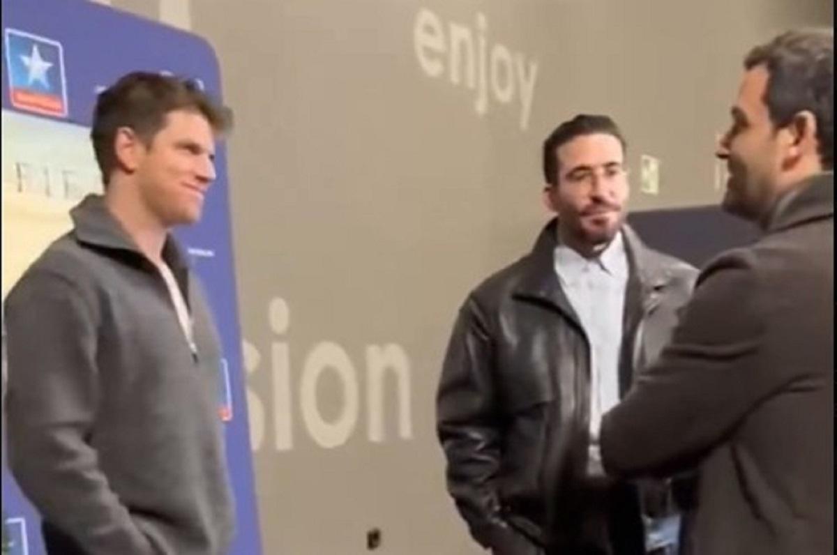 Juan A. Sagredo, alcalde de Paterna, saluda a Miguel Bernadeau y Miguel Ángel Silvestre.