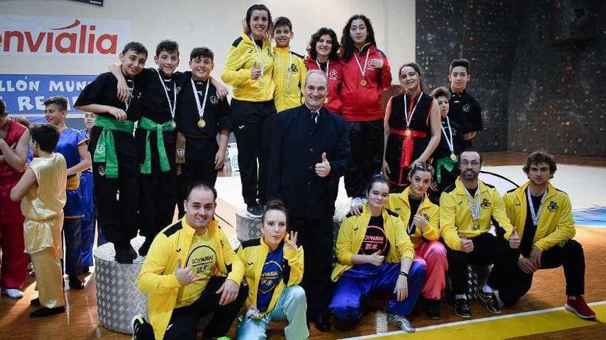 Foto de familia de los integrantes de la Escuela Dinamic en Os Remedios.