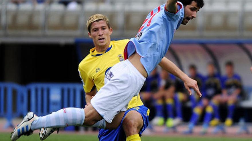 El canario Ruyman hace falta a Álex López en un momento del partido de Liga disputado ayer en el estadio Gran Canaria entre Las Palmas y el Celta. // LOF