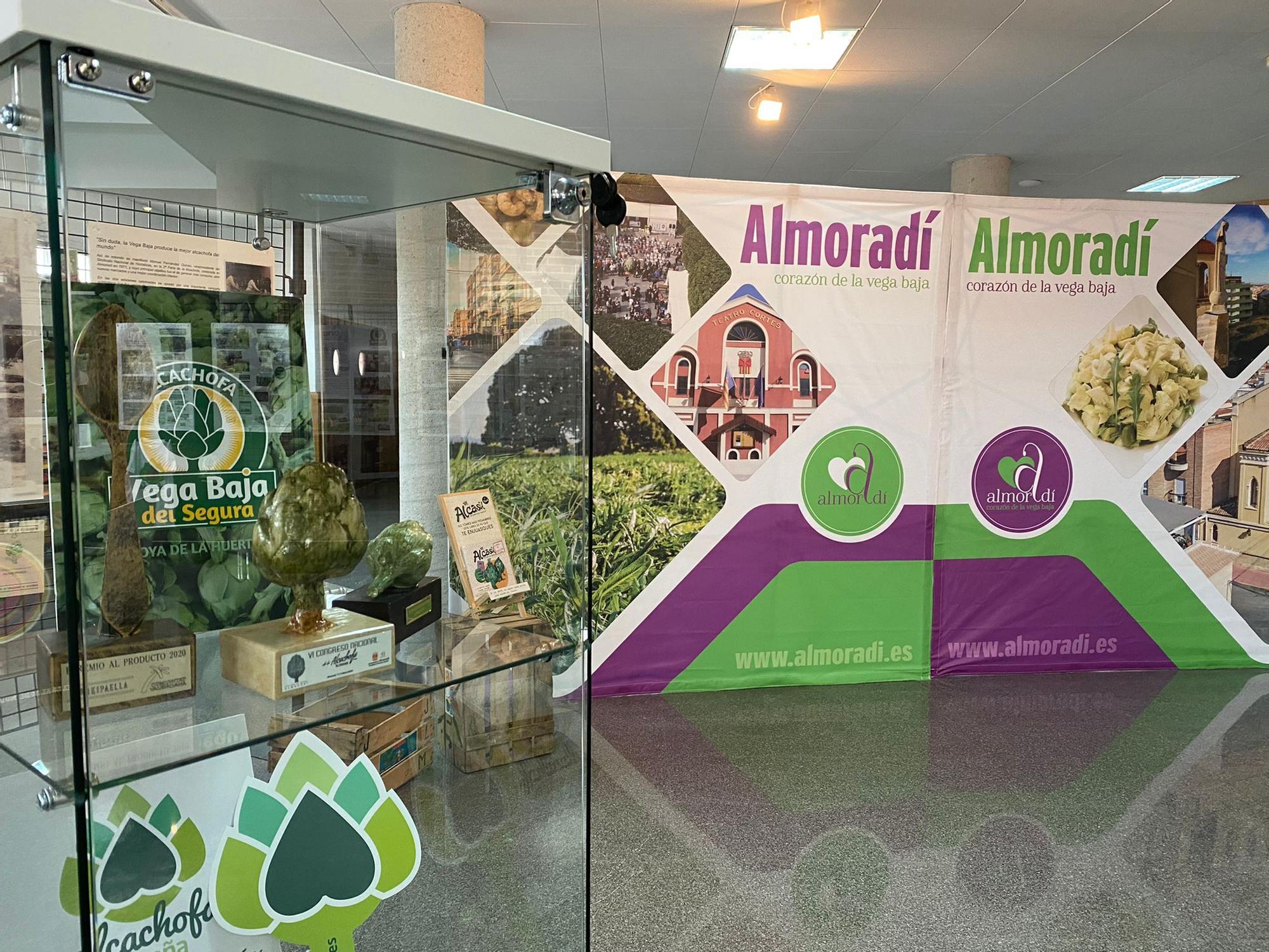 Exposición «Almoradí, Corazón de la Alcachofa», que desde hoy puede visitarse en el Salón Cultural Luis Martínez Rufete de la localidad.  | INFORMACIÓN