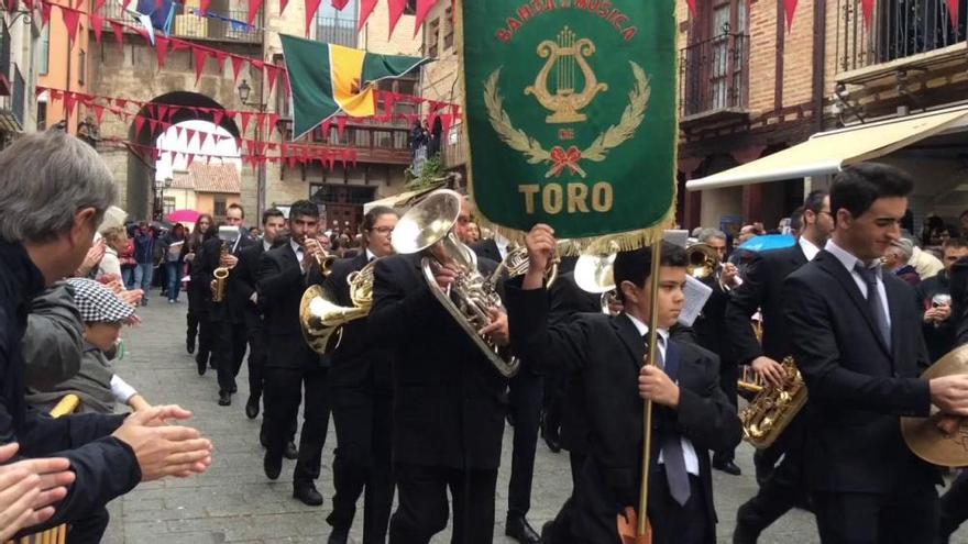 La banda de música "La Lira" de Toro desafía a la lluvia