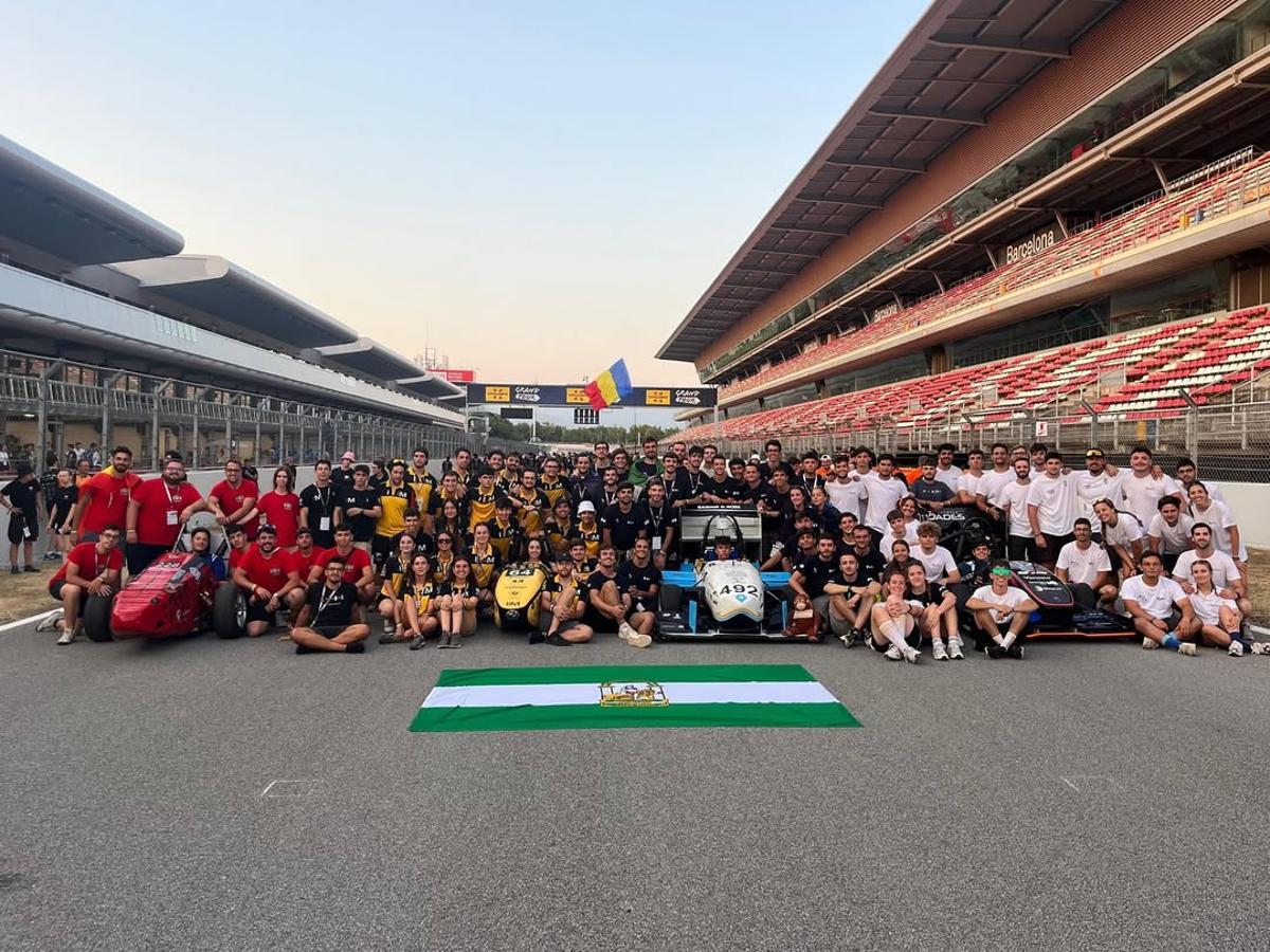 Imagen del equipo en una competición de Formula Student.