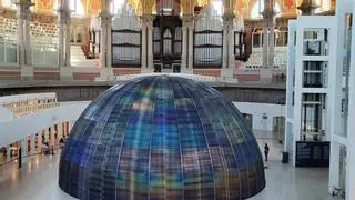Un gigantesco globo óptico con una visión 360º de Nueva York de Eugènia Balcells aterriza en la Sala Oval del Mnac