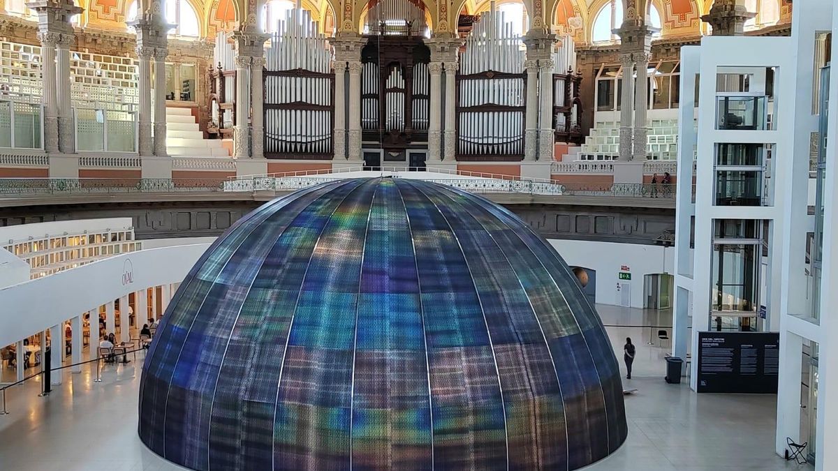 Concebida en la ciudad de Nueva York entre los años 1980 y 1982 y pionera en la historia del videoarte, ‘From the center’ es un montaje multicanal que coordina 12 filmaciones distintas.