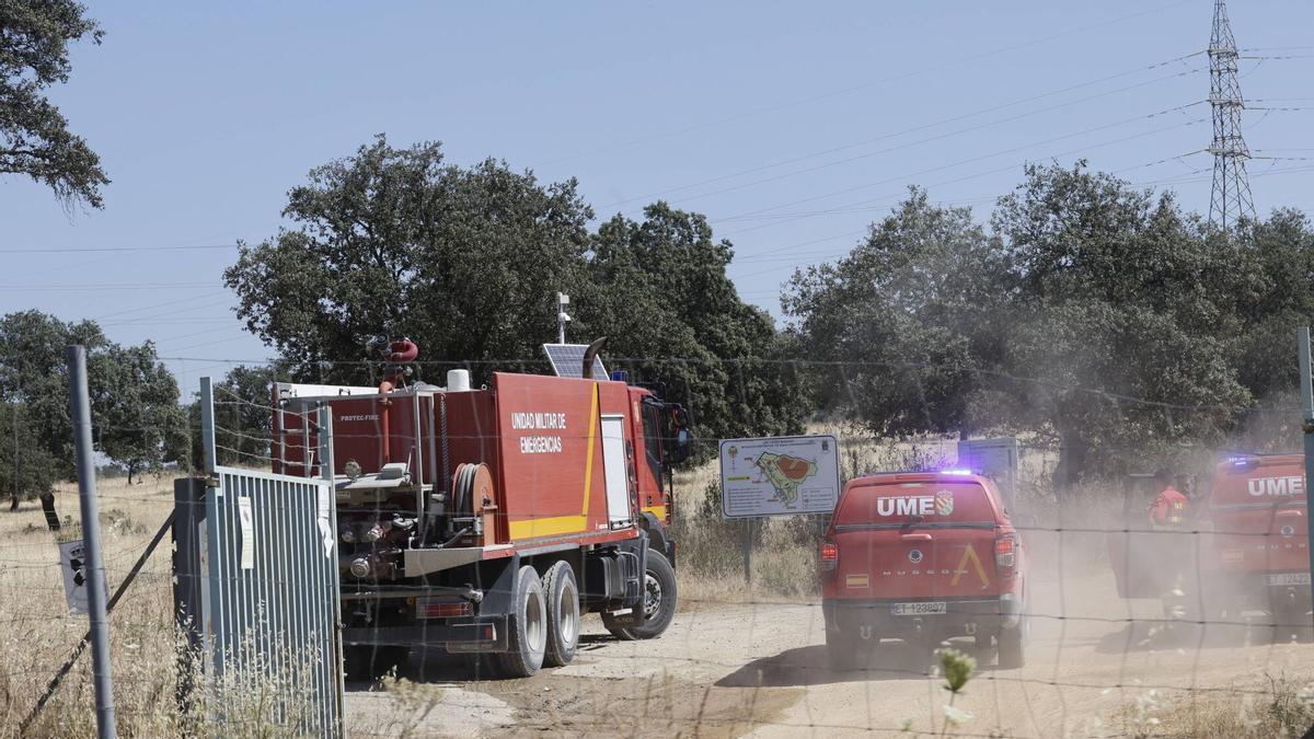 Vehículos de la Unidad Militar de Emergencias, este domingo en el campo de tiro de la base de Cerro Muriano.
