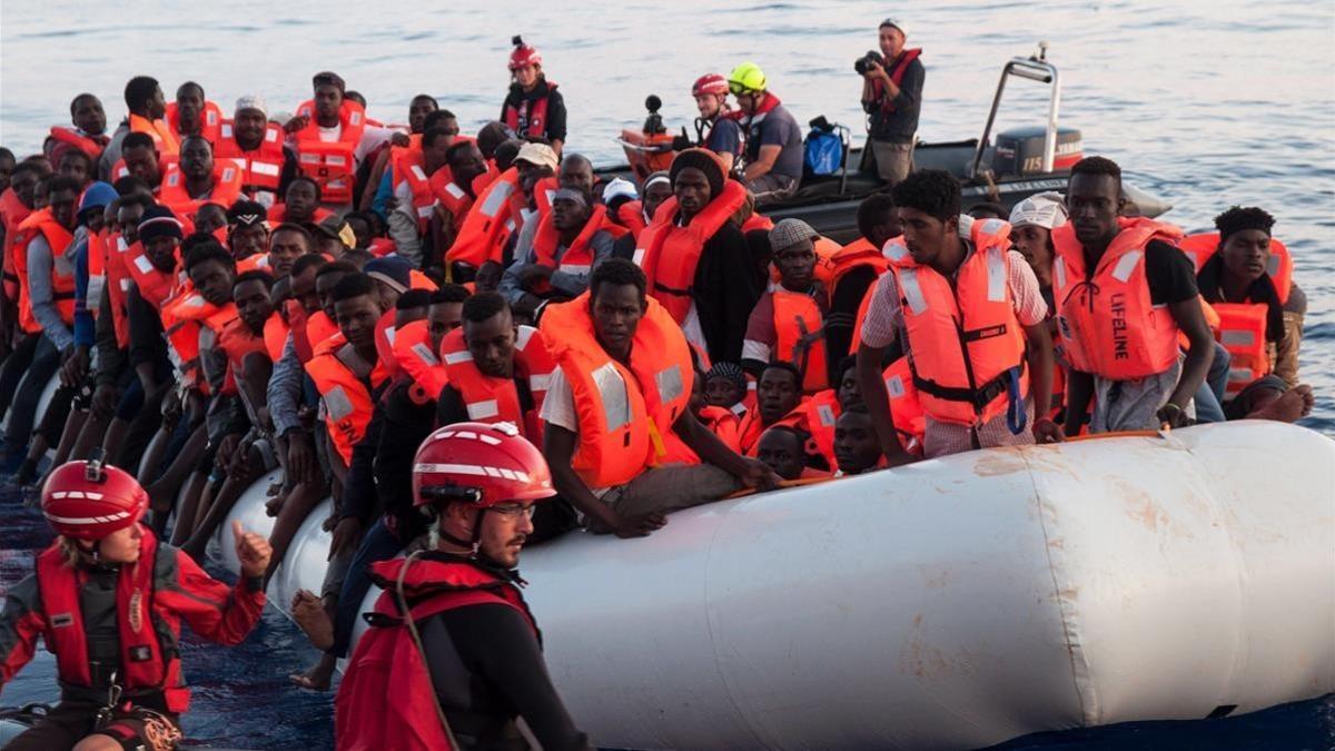 Foto de inmigrantes rescatados en aguas internacionales del Mediterráneo a bordo del 'Lifeline'.