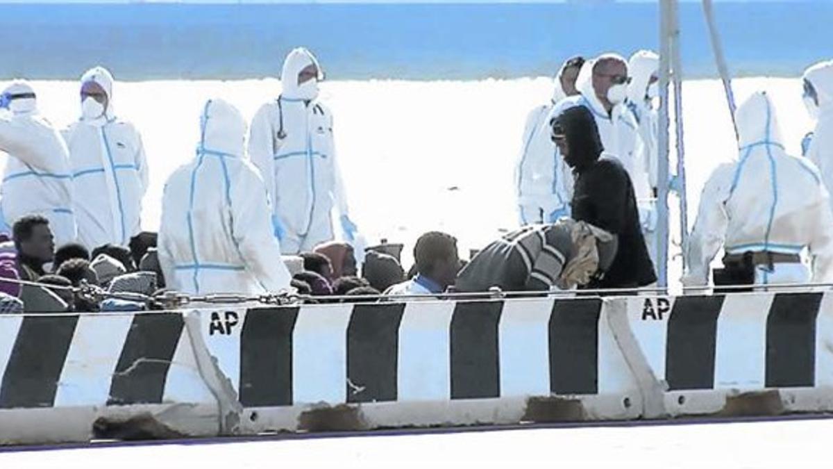 Inmigrantes rescatados a su llegada al puerto de Messina, en Sicilia, el sábado.