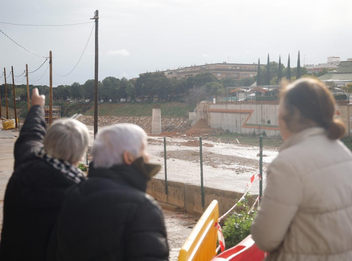 Vecinos de Picanya se asoman al barranco del Poyo.