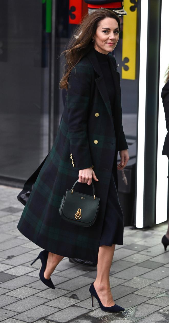 Kate Middleton con abrigo tartan en un hospital de Liverpool