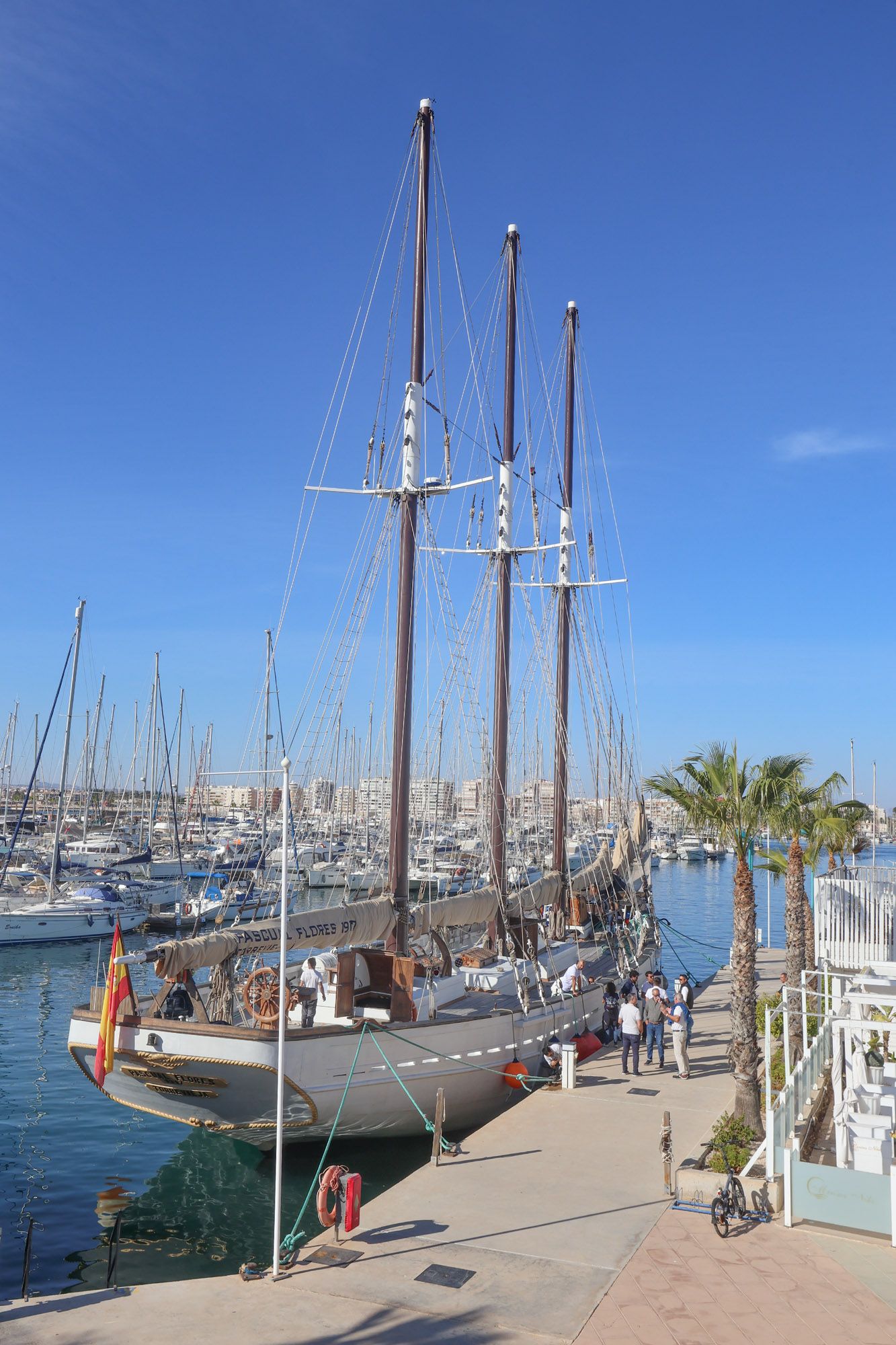 El velero histórico Pascual Flores ya está en la bahía de Torrevieja