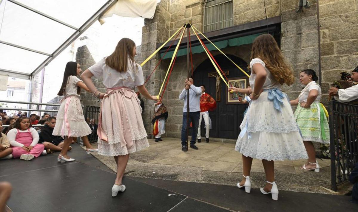 Una de las danzas, ayer, en A Franqueira.   | // PABLO HERNÁNDEZ