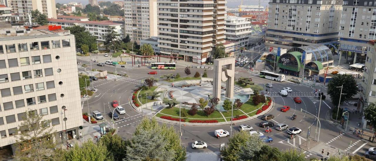 El entorno de Plaza América, donde se sitúa uno de los locales con okupas que está a la venta.
