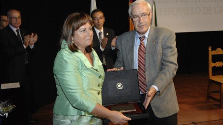 Valsequillo entrega a María Teresa Cabrera el título de  cronista oficial