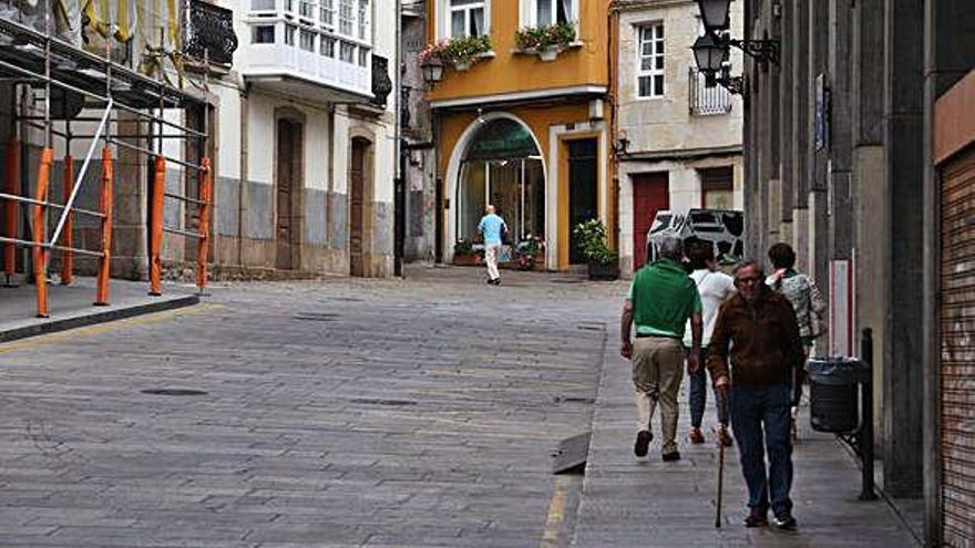 Un hombre camina con un bastón por la Ciudad Vieja.