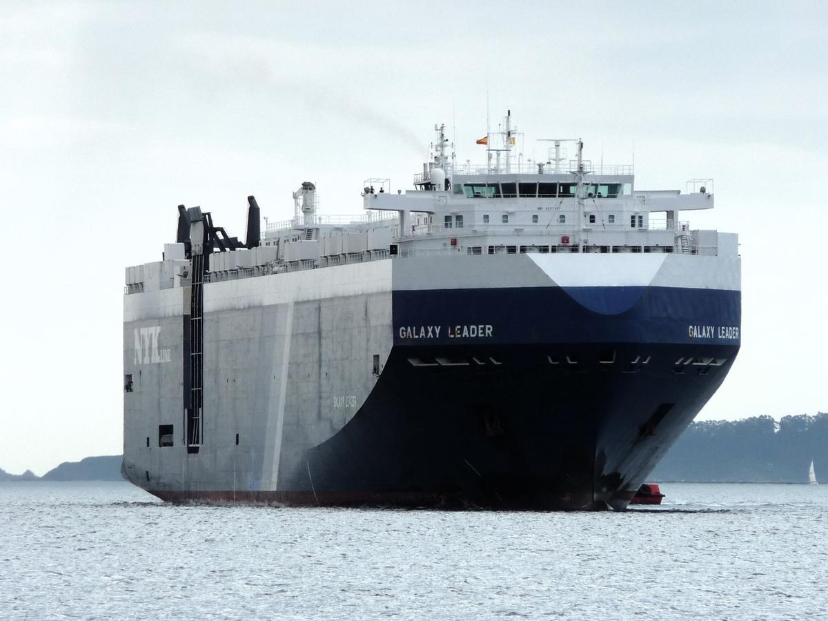 El 'Galaxy Leader' surcando la ría de Vigo en dirección hacia la terminal de vehículos de Bouzas.