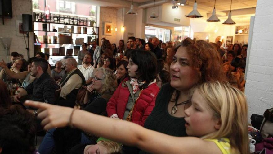 Público de todas las edades, ayer, en &quot;Toma 3&quot;, donde se celebró el &quot;Pint of science&quot;.