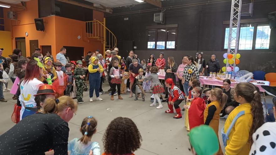 Los más pequeños de Salas animan el martes de carnaval