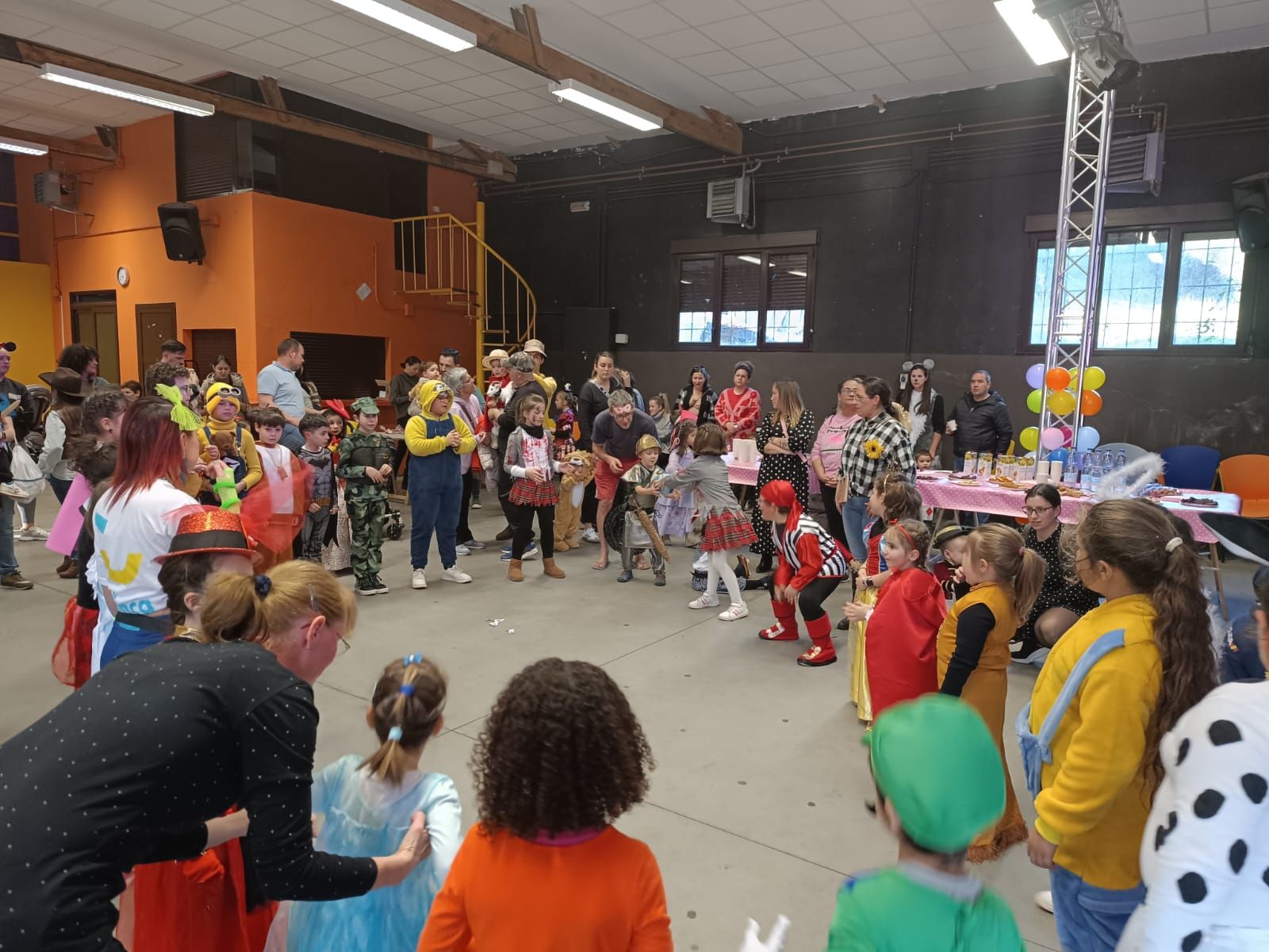 Los más pequeños de Salas animan el martes de carnaval